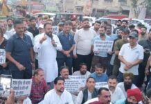 जालंधर वेस्ट में माहौल गर्माया! पूर्व MLA शीतल अंगुराल ने सैंकड़ो BJP वर्करों के साथ श्री गुरू रविदास चौक में लगाया जाम, जानें वजह former