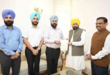 पीसीएस ऑफिसर एसोसिएशन ने मुख्य मंत्री राहत कोष के लिए CM को 12 लाख रुपये के चेक सौंपे pcs