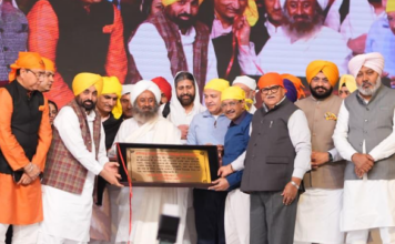 CM भगवंत मान और अरविंद केजरीवाल की ओर से सर्व धर्म सम्मेलन के दौरान विश्व भर के धार्मिक नेताओं के साथ नौवें पातशाह श्री गुरु तेग बहादुर जी को श्रद्धा एवं सम्मान भेंट cm