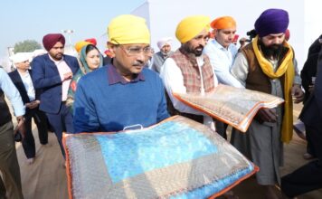CM भगवंत मान और अरविंद केजरीवाल ने गुरुद्वारा बाबा बुढ़ा दल छावनी में श्री अखंड पाठ साहिब के आरंभ अवसर पर अकाल पुरख का आशीर्वाद लिया