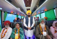 मुख्यमंत्री ने श्रद्धालुओं को दर्शन के लिए अमृतसर ले जाने वाली बसों के पहले जत्थे को हरी झंडी दिखाकर रवाना किया