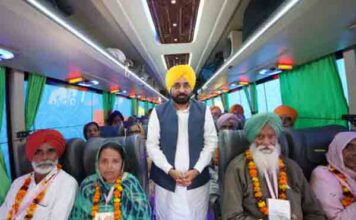 मुख्यमंत्री ने श्रद्धालुओं को दर्शन के लिए अमृतसर ले जाने वाली बसों के पहले जत्थे को हरी झंडी दिखाकर रवाना किया