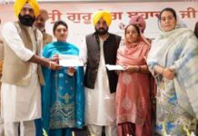 CM ने नौवें पातशाह श्री गुरु तेग़ बहादुर जी के चरण स्पर्श प्राप्त 142 गांवों और शहरों के विकास के लिए 71 करोड़ रुपये के चेक वितरित किए cm