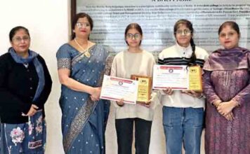 एच.एम.वी. की छात्राओं ने राज्य स्तरीय प्रतियोगिता में जीते ईनाम