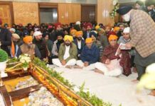 मुख्यमंत्री भगवंत मान और अरविंद केजरीवाल ने श्रीनगर में कीर्तन दरबार में संगत के साथ की शिरकत