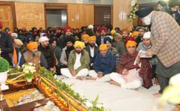 मुख्यमंत्री भगवंत मान और अरविंद केजरीवाल ने श्रीनगर में कीर्तन दरबार में संगत के साथ की शिरकत