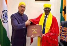 भारत में घाना के हाई कमिश्नर एच.ई. प्रो. क्वासी ओबेरी-डांसो को हरप्रीत संधू द्वारा श्री गुरु तेग बहादुर साहिब जी के 350वें शहीदी दिवस को समर्पित पुस्तक भेंट