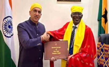 भारत में घाना के हाई कमिश्नर एच.ई. प्रो. क्वासी ओबेरी-डांसो को हरप्रीत संधू द्वारा श्री गुरु तेग बहादुर साहिब जी के 350वें शहीदी दिवस को समर्पित पुस्तक भेंट