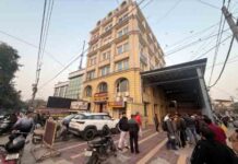 जालंधर की इस बहूमंजिला इमारत से गिरे दो लोग, मचा हड़कंप