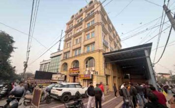 जालंधर की इस बहूमंजिला इमारत से गिरे दो लोग, मचा हड़कंप