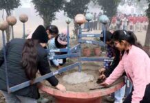 एचएमवी छात्रों द्वारा गांव लिधड़ा में 7-दिवसीय एनएसएस स्पेशल कैंप का दूसरा दिन