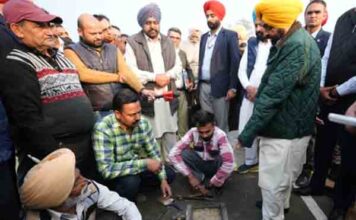 CM Bhagwant Mann ने किया निर्माणाधीन सड़कों का औचक निरीक्षण, सड़क में खामियों का पता लगने पर ठेकेदार के विरुद्ध ‘कारण बताओ नोटिस’ जारी, भुगतान रोकने के आदेश cm