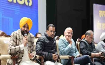 अरविंद केजरीवाल और सीएम भगवंत मान की पंजाब के व्यापारियों और दुकानदारों से मुलाकात; कहा, अब उन्हें दफ्तरों के चक्कर नहीं लगाने पड़ेंगे, ‘आप’ सरकार खुद उनके पास पहुँचेगी