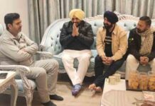 जालंधर – मेयर वनीत धीर के घर शोक व्यक्त करने पहुंचे वरिष्ठ नेता तेजिन्द्र बिट्टू