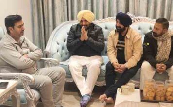 जालंधर – मेयर वनीत धीर के घर शोक व्यक्त करने पहुंचे वरिष्ठ नेता तेजिन्द्र बिट्टू