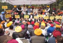 दलित और मेहनतकश का मजाक उड़ाने पर कांग्रेस के खिलाफ बैंड-बाजा लेकर “आप” का जोरदार प्रदर्शन