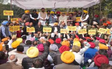 दलित और मेहनतकश का मजाक उड़ाने पर कांग्रेस के खिलाफ बैंड-बाजा लेकर “आप” का जोरदार प्रदर्शन