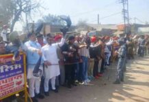 आप नेताओं ने अमृतसर में हरियाणा के CM नायब सिंह सैनी को दिखाए काले झंडे