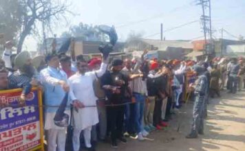 आप नेताओं ने अमृतसर में हरियाणा के CM नायब सिंह सैनी को दिखाए काले झंडे