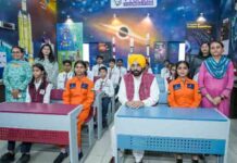 सीएम भगवंत मान ने आदमपुर के स्कूल ऑफ एमिनेंस में विद्यार्थियों से की मुलाकात