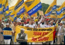 नरेंद्र मोदी ने किया सरेंडर — गायब हुआ गैस सिलेंडर !