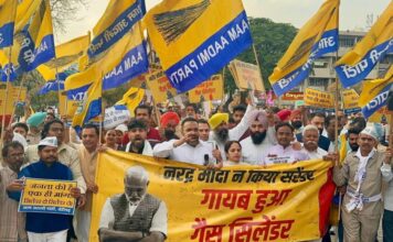 नरेंद्र मोदी ने किया सरेंडर — गायब हुआ गैस सिलेंडर !