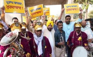 कांग्रेसी नेता प्रताप बाजवा की टिप्पणियों के विरोध में ‘बैंड बाजे’ के साथ पंजाब विधानसभा पहुंचे ‘आप’ नेता