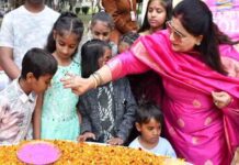 सेंट सोल्जर ग्रुप के विद्यार्थियों ने पिंगला घर के विशेष बच्चों के साथ मनाई फूलों की होली