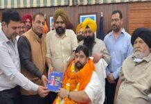 गुलदस्ते की जगह किताबों से बधाई: नितिन कोहली और OSD राजबीर घुमन ने आहलूवालिया को सम्मानित किया