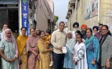 दातार नगर में 20 लाख की लागत से सीवरेज पाइपलाइन कार्य शुरू: नितिन कोहली को बुके की जगह किताब देकर किया सम्मान