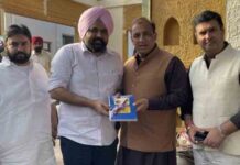 मुख्यमंत्री के OSD राजवीर घुमन को बुके की जगह पुस्तक भेंट कर नितिन कोहली ने किया सम्मान, CM भगवंत मान के निवास पर हुई मुलाकात