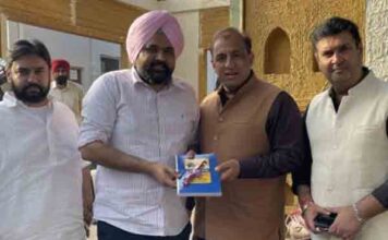 मुख्यमंत्री के OSD राजवीर घुमन को बुके की जगह पुस्तक भेंट कर नितिन कोहली ने किया सम्मान, CM भगवंत मान के निवास पर हुई मुलाकात