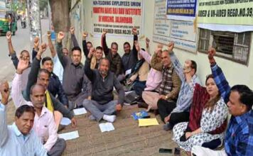 डीएवी संस्थानों के कर्मचारियों द्वारा जालंधर में शांतिपूर्ण धरना