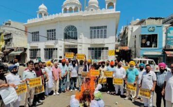 आप नेताओं और कार्यकर्ताओं द्वारा “पंजाब के गद्दारों” के खिलाफ राज्यव्यापी प्रदर्शन, दलबदलू संसद सदस्यों की सदस्यता रद्द करने की मांग