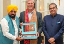 सीएम भगवंत मान ने हॉलैंड के महान हॉकी खिलाड़ी फ्लोरिस जान बोवेलैंडर से की मुलाकात, पंजाब के खिलाड़ियों को प्रशिक्षण देने का दिया आमंत्रण