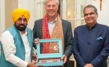 सीएम भगवंत मान ने हॉलैंड के महान हॉकी खिलाड़ी फ्लोरिस जान बोवेलैंडर से की मुलाकात, पंजाब के खिलाड़ियों को प्रशिक्षण देने का दिया आमंत्रण