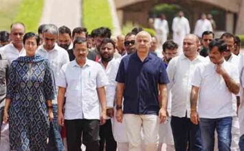 केजरीवाल और मनीष सिसोदिया गांधी समाधि पर जाकर हुए नतमस्तक, सत्याग्रह के मार्ग पर डटे रहने की मांगी शक्ति