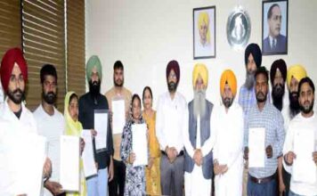 गुरमीत सिंह खुड्डियां ने पंजाब मंडी बोर्ड में आठ उम्मीदवारों को अनुकंपा के आधार पर नियुक्ति पत्र सौंपे