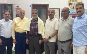 सेवानिवृत्त गैर-शिक्षण कर्मचारियों के प्रतिनिधिमंडल ने डॉ. अनूप वत्स से मुलाकात की; लंबे समय से लंबित बकाया राशि के निवारण की मांग की