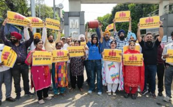 कमर्शियल गैस सिलेंडर की कीमतों में बढ़ोतरी के विरुद्ध ‘आप’ ने किया ज़ोरदार प्रदर्शन