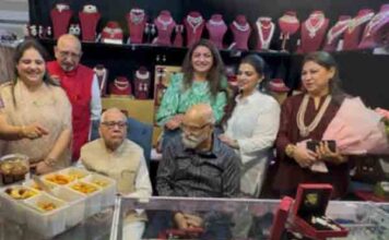व्हाइट डायमंड लाइफस्टाइल एग्जीबिशन में ‘प्रैशियस बॉय अंकिता’ स्टाल पर पहुंचे पंजाब केसरी के प्रमुख विजय चोपड़ा, एग्ज़ीबिशन का किया उद्घाटन