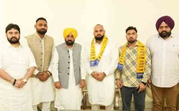 विश्व प्रसिद्ध कबड्डी खिलाड़ी संदीप लुधड़ अपने साथियों के साथ आप में शामिल
