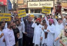 ‘आप’ के ‘ट्रेड विंग’ ने गैस सिलेंडर की कीमतों में बढ़ौतरी के खिलाफ घंटा घर पर विरोध प्रदर्शन किया