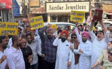 ‘आप’ के ‘ट्रेड विंग’ ने गैस सिलेंडर की कीमतों में बढ़ौतरी के खिलाफ घंटा घर पर विरोध प्रदर्शन किया