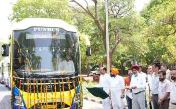भगवंत मान सरकार द्वारा दिल्ली हवाई अड्डे के लिए लग्जरी बसों के बेड़े का विस्तार; परिवहन मंत्री हरपाल चीमा ने 5 नई सुपर इंटीग्रल वोल्वो बसों को हरी झंडी दिखाकर रवाना किया