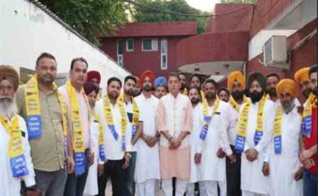 आप को बड़ा समर्थन, श्री हरगोबिंदपुर नगर परिषद के अध्यक्ष नवदीप सिंह पन्नू, कई पार्षद और पठानकोट के कांग्रेसी नेता हुए पार्टी में शामिल