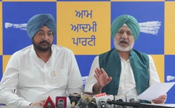 अमृतसर में कांग्रेस कार्यकर्ताओं ने मुख्यमंत्री की तीर्थ यात्रा बस पर किया हमला