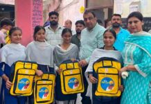 ‘शिक्षा सबसे बड़ी ताकत’: नितिन कोहली ने सरकारी स्कूलों के विद्यार्थियों को बांटे स्कूल बैग