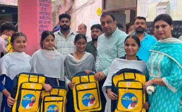 ‘शिक्षा सबसे बड़ी ताकत’: नितिन कोहली ने सरकारी स्कूलों के विद्यार्थियों को बांटे स्कूल बैग
