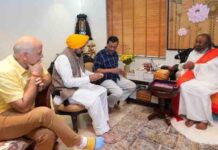 मुख्यमंत्री भगवंत मान ने अरविंद केजरीवाल और मनीष सिसोदिया के साथ श्री श्री रविशंकर जी का आशीर्वाद लिया